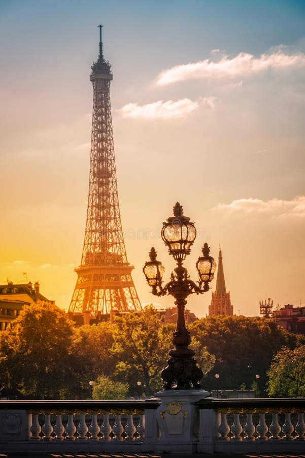 Lanterna della via sul ponte di Alexandre III contro la torre Eiffel a Parigi fotografia stock Lanterna della via sul ponte di Alexandre III contro la torre Eiffel a Parigi fotografia stock