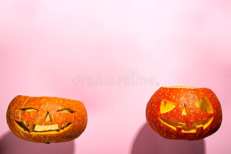 Lanterna do jaque da cabeça da abóbora de Dia das Bruxas com as velas ardentes isoladas na laranja, configuração lisa com espaço imagem de stock royalty free Lanterna do jaque da cabeça da abóbora de Dia das Bruxas com as velas ardentes isoladas na laranja, configuração lisa com espaço imagem de stock royalty free