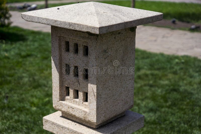 Lanterna japonesa no parque europeu imagem de stock royalty free