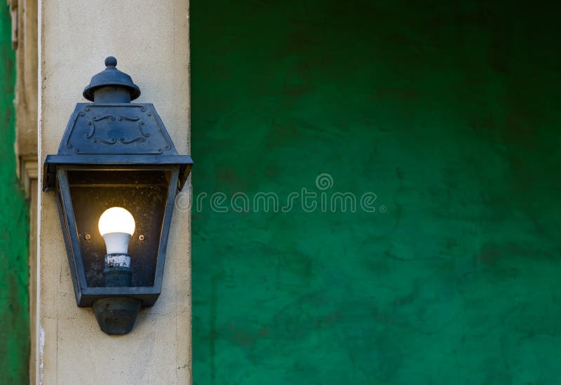 Lanterna leve vintage que pendura em um polo de pedra, em decorações da casa e na iluminação foto de stock royalty free Lanterna leve vintage que pendura em um polo de pedra, em decorações da casa e na iluminação foto de stock royalty free