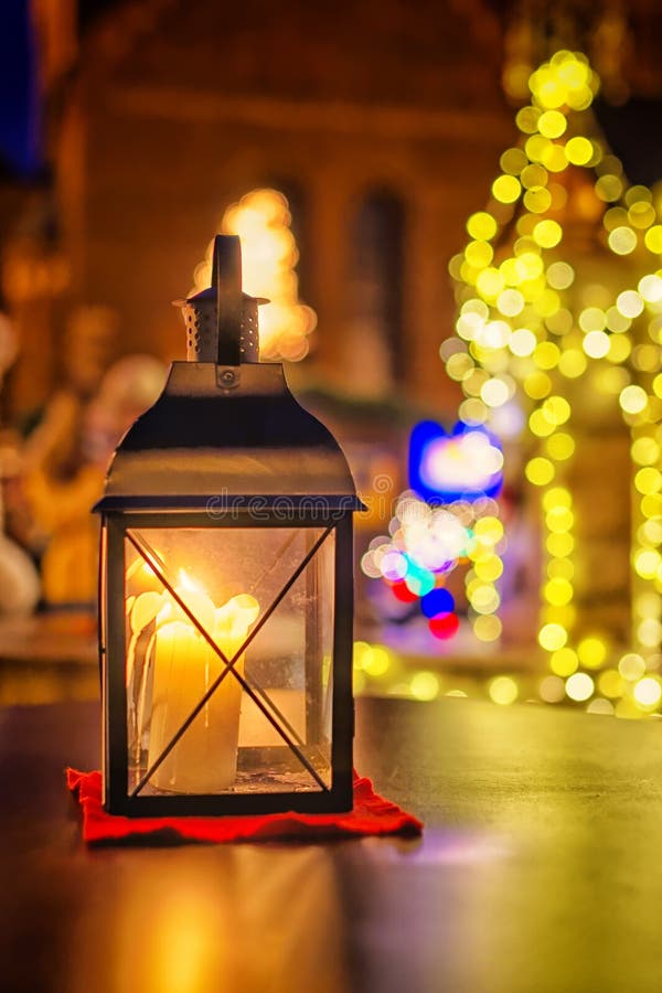 Lanterna no mercado europeu do Natal foto de stock royalty free