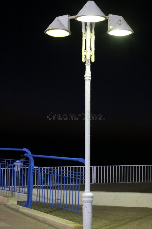 Lanterna para iluminação instalada em um parque urbano fotografia de stock Lanterna para iluminação instalada em um parque urbano fotografia de stock