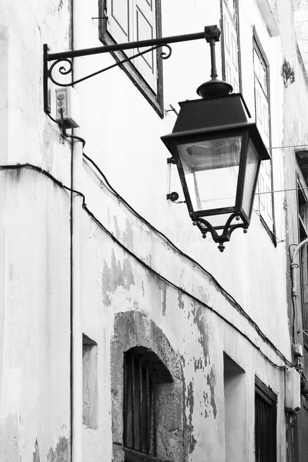 Lanterna velha da rua na rua europeia imagem de stock royalty free