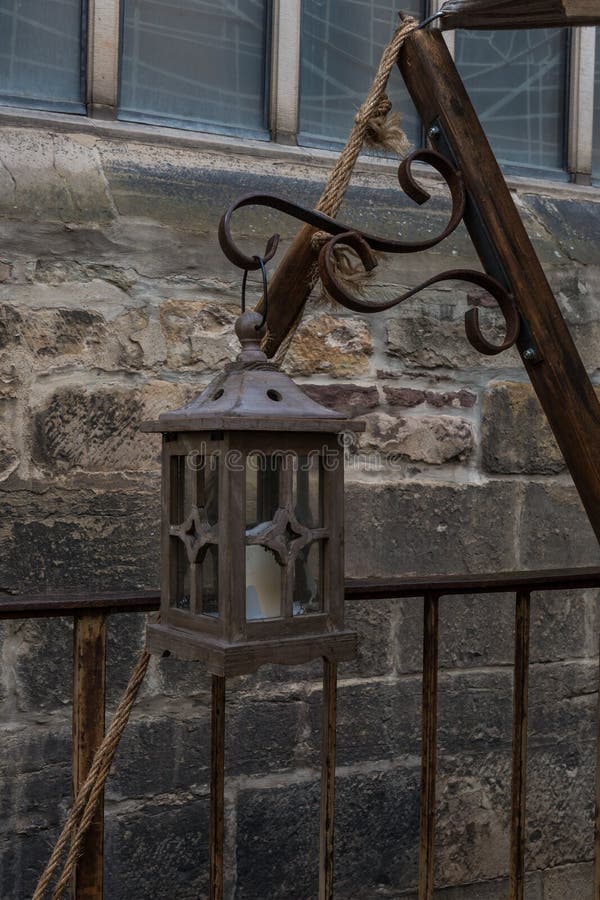 Lanterna velha na cidade europeia antiga imagem de stock royalty free