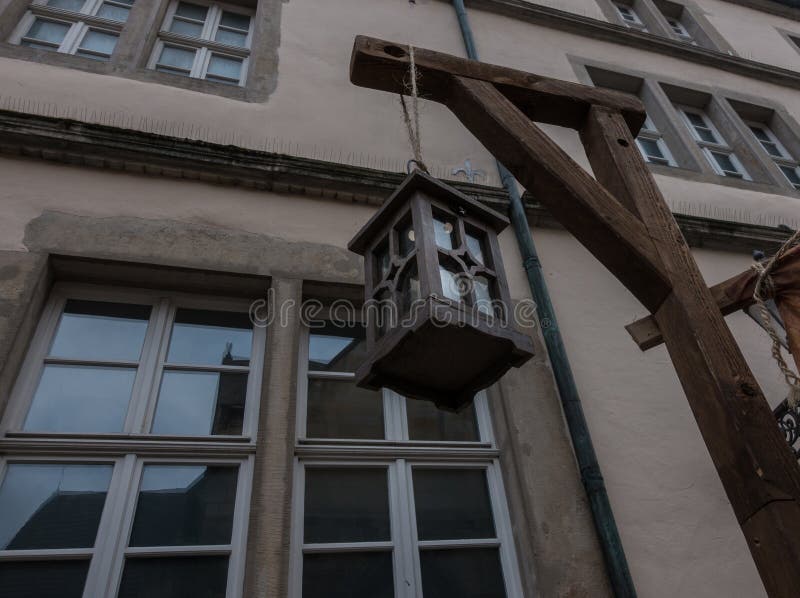 Lanterna velha na cidade europeia antiga imagem de stock royalty free