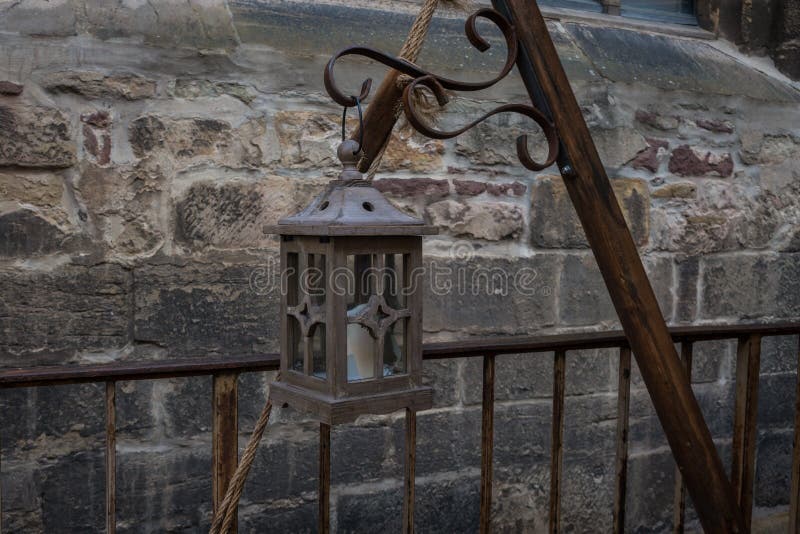 Lanterna velha na cidade europeia antiga fotos de stock royalty free