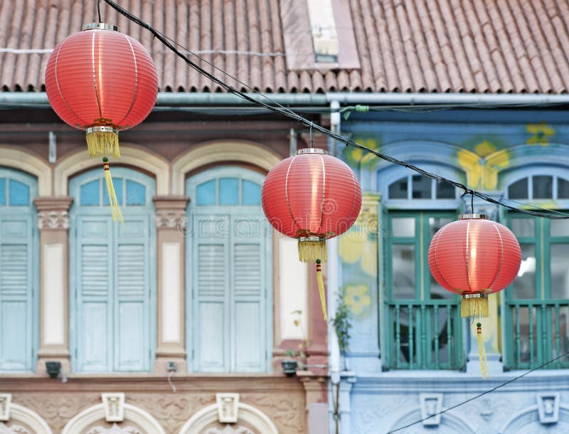 Lanternas chinesas na rua de singapore fotografia de stock Lanternas chinesas na rua de singapore fotografia de stock