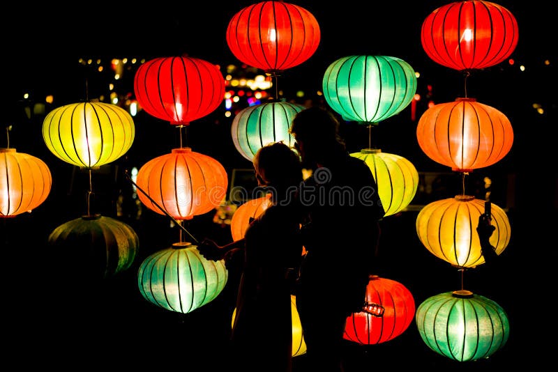 Lanternas coloridas na rua do mercado de Hoi An Ancient Town fotografia de stock royalty free Lanternas coloridas na rua do mercado de Hoi An Ancient Town fotografia de stock royalty free