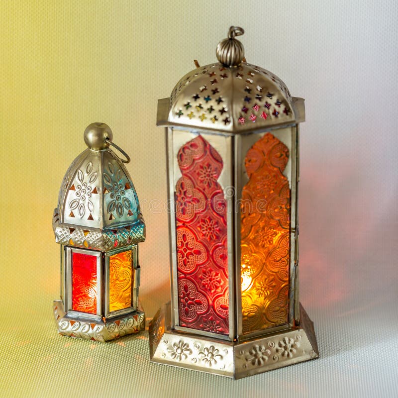 Lanterne arabe tradizionali accese per la celebrazione del mese santo del Ramadan immagini stock Lanterne arabe tradizionali accese per la celebrazione del mese santo del Ramadan immagini stock