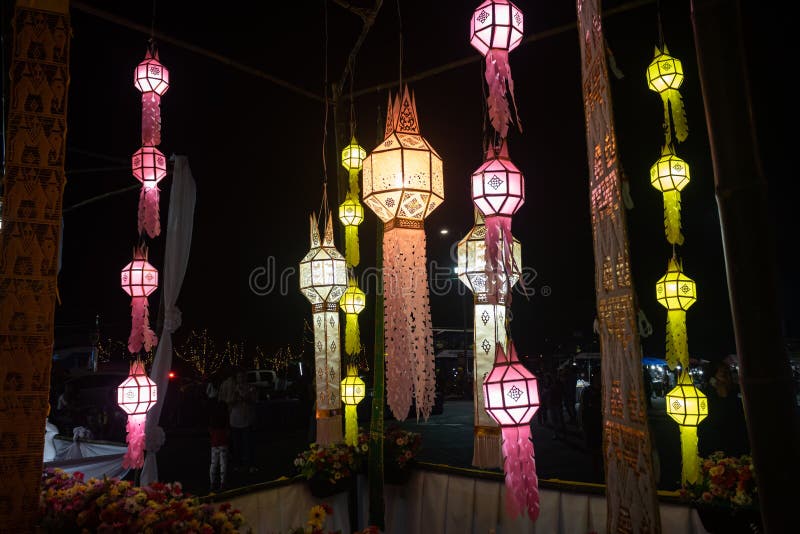 Lanterne bianche rosa arancione con la folla al festival di Loi Krathong a Phayao Thailand fotografia stock libera da diritti