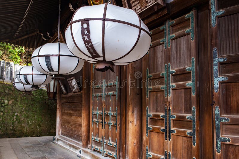 Lanterne blanche à l'entrée du tombeau de Nigatsudo Hall Nigatsu-Do, une partie de complexe de Todai-JI à Nara, Japon images libres de droits Lanterne blanche à l'entrée du tombeau de Nigatsudo Hall Nigatsu-Do, une partie de complexe de Todai-JI à Nara, Japon images libres de droits