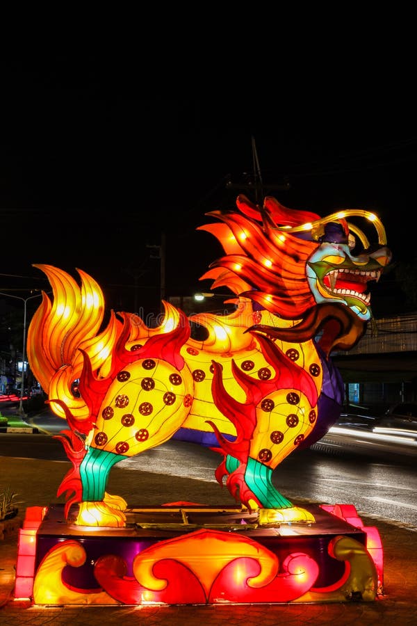 Lanterne chinoise de dragon dans la nuit photos libres de droits Lanterne chinoise de dragon dans la nuit photos libres de droits