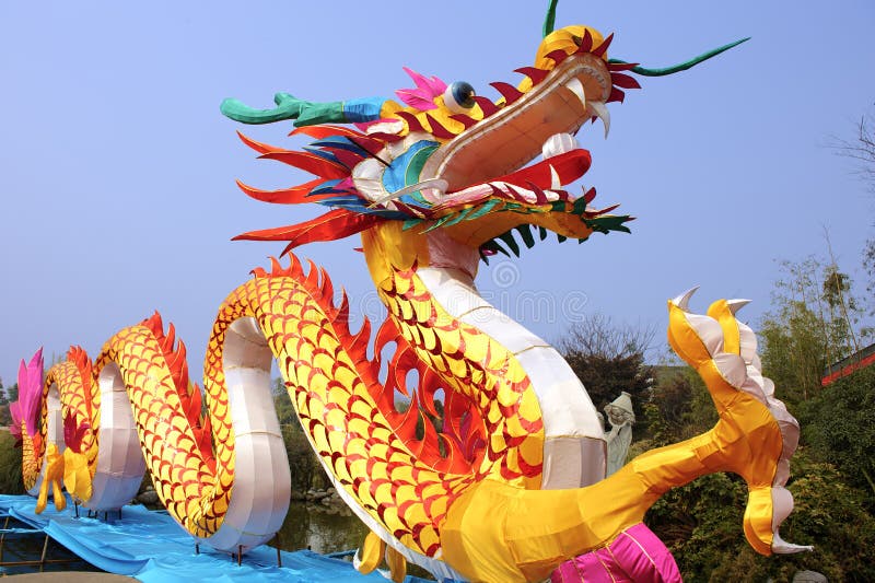 Lanterne colorée traditionnelle chinoise de dragon photographie stock libre de droits Lanterne colorée traditionnelle chinoise de dragon photographie stock libre de droits