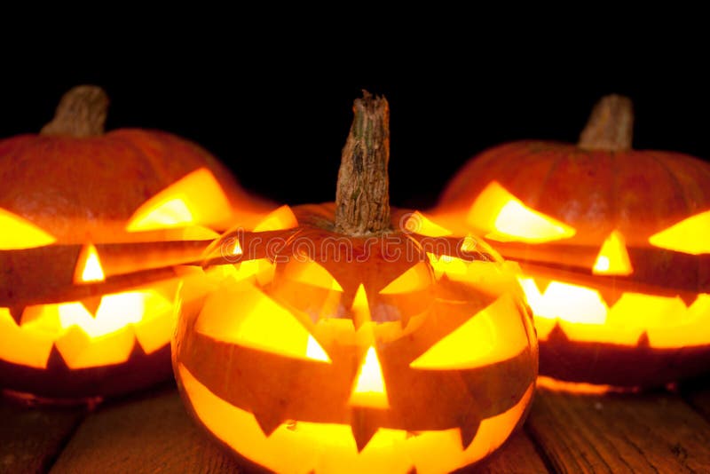 Lanterne de cric de tête de potiron de Halloween sur le fond foncé photographie stock Lanterne de cric de tête de potiron de Halloween sur le fond foncé photographie stock