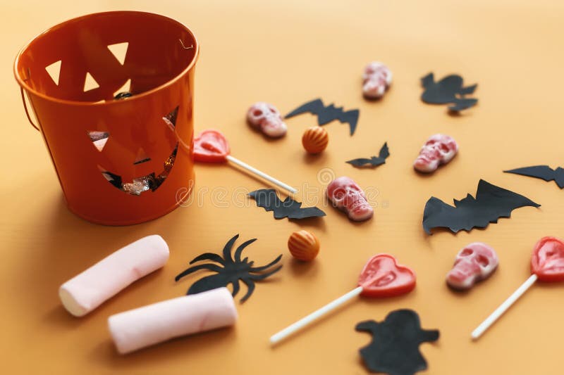 Lanterne de Halloween Jack o, seau avec la sucrerie de vacances, battes, spide photo stock Lanterne de Halloween Jack o, seau avec la sucrerie de vacances, battes, spide photo stock