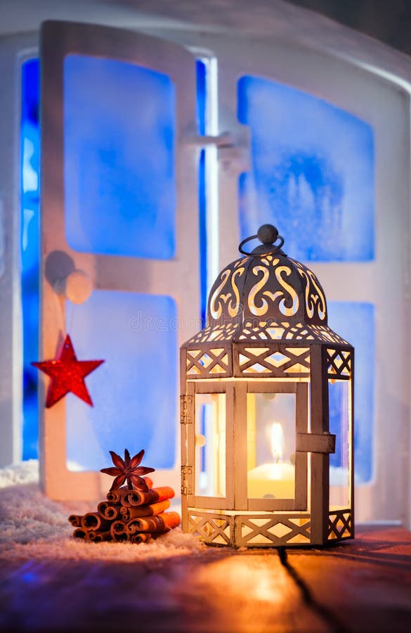 Lanterne de Noël dans l'hublot photographie stock libre de droits Lanterne de Noël dans l'hublot photographie stock libre de droits
