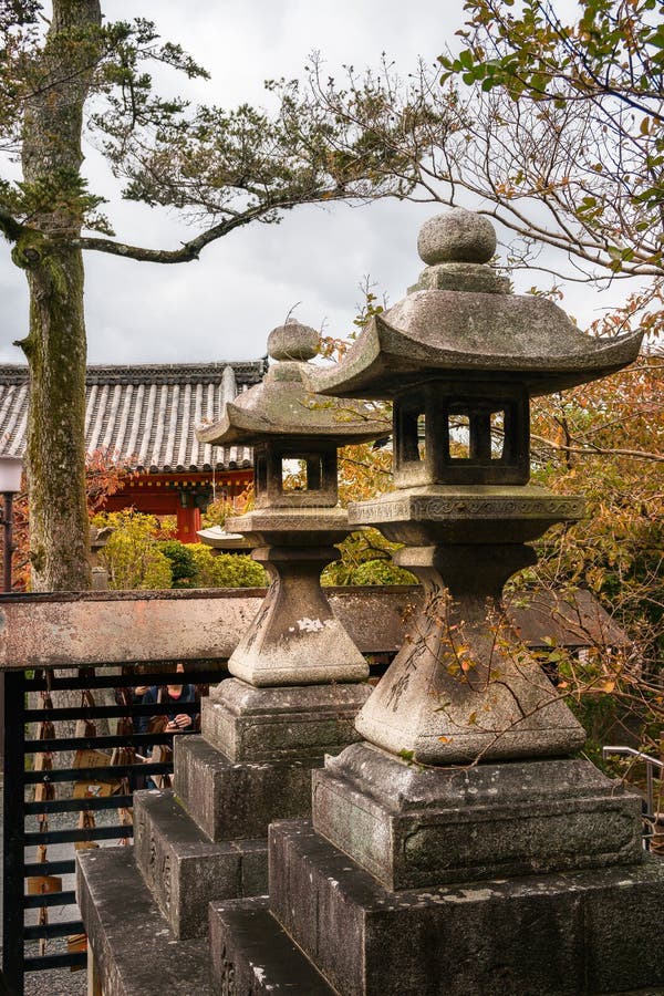 Lanterne di pietra al tempio di Kiyomizu-dera, a Kyoto, il Giappone fotografia stock libera da diritti Lanterne di pietra al tempio di Kiyomizu-dera, a Kyoto, il Giappone fotografia stock libera da diritti