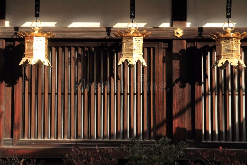 Lanterne giapponesi nel santuario di Shimogamo, Kyoto immagini stock libere da diritti Lanterne giapponesi nel santuario di Shimogamo, Kyoto immagini stock libere da diritti