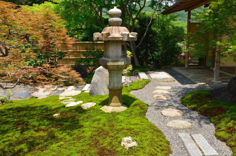 Lanterne Japonaise De Jardin Et De Pierre Kyoto Japon Photo stock