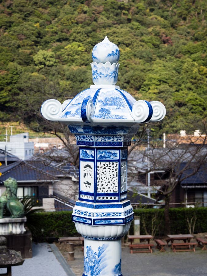 Lanterne Japonaise Faite De Porcelaine Au Tombeau Historique De Tozan  Célèbre Pour Son Art En Céramique Photo éditorial - Image du bleu,  décoratif: 145521986