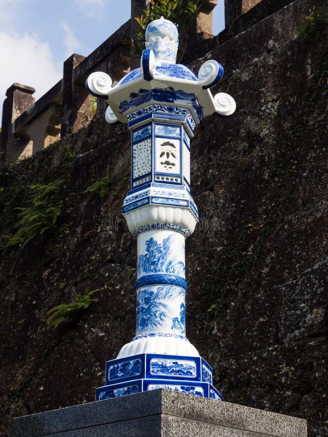 Lanterne Japonaise Faite De Porcelaine Au Tombeau Historique De Tozan  Célèbre Pour Son Art En Céramique Photo éditorial - Image du bleu,  décoratif: 145521986