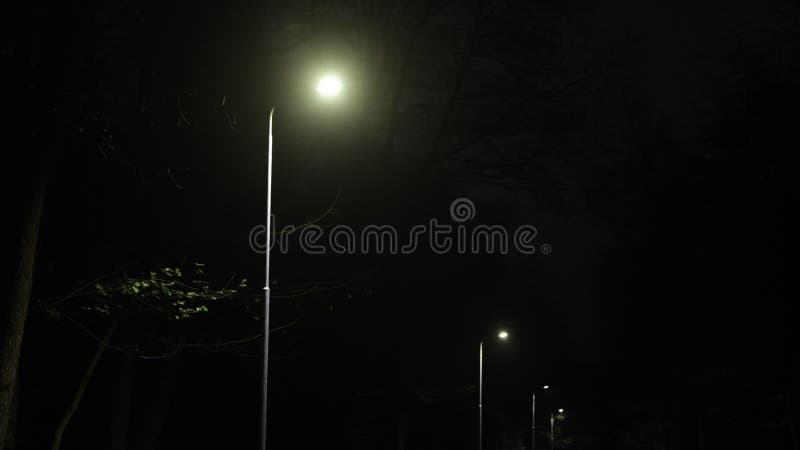 Lanterne stradali illuminate per illuminazione notturna