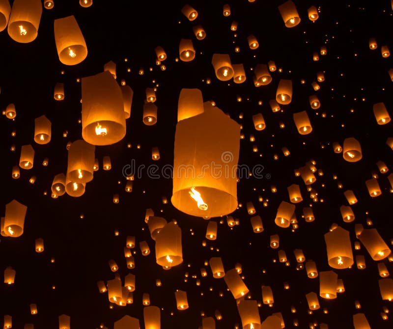 Lanternes de ciel, lanternes volantes, montgolfières en Loy Krathong Festival photos libres de droits Lanternes de ciel, lanternes volantes, montgolfières en Loy Krathong Festival photos libres de droits