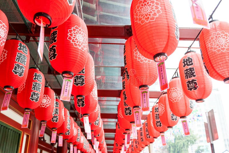 Lanternes rouges au temple chinois à Singapour photo libre de droits Lanternes rouges au temple chinois à Singapour photo libre de droits