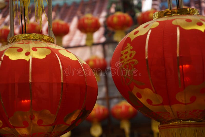 Lanternes rouges avec le gland jaune accrochant dans le temple de Taïwan à la ville de Keelung pour le festival photo libre de droits Lanternes rouges avec le gland jaune accrochant dans le temple de Taïwan à la ville de Keelung pour le festival photo libre de droits