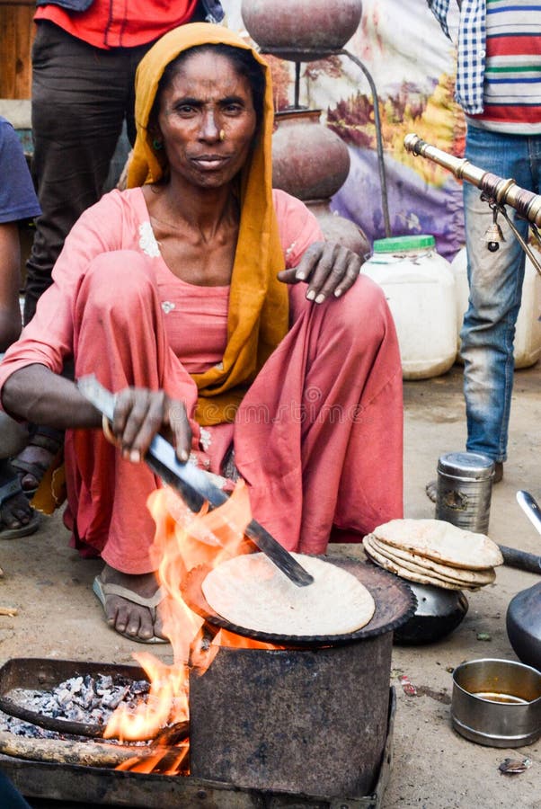 Lantlig kvinnamatlagningChapati royaltyfri fotografi
