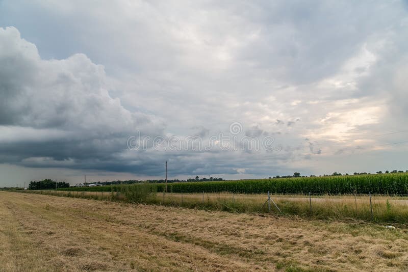 Lantlig sikt i Midwest med moln och solnedgång royaltyfri foto Lantlig sikt i Midwest med moln och solnedgång royaltyfri foto