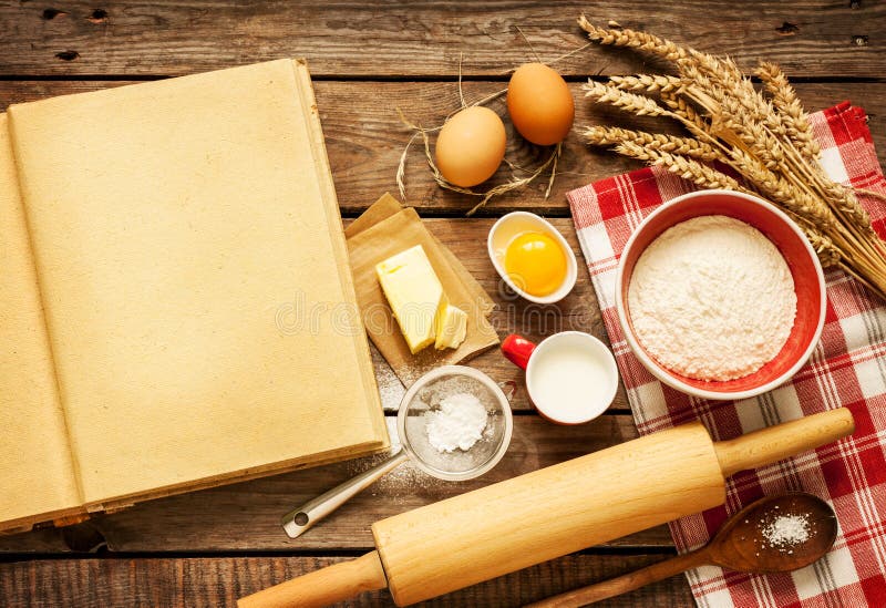 Lantliga ingredienser för kökbakningkaka och den tomma kocken bokar