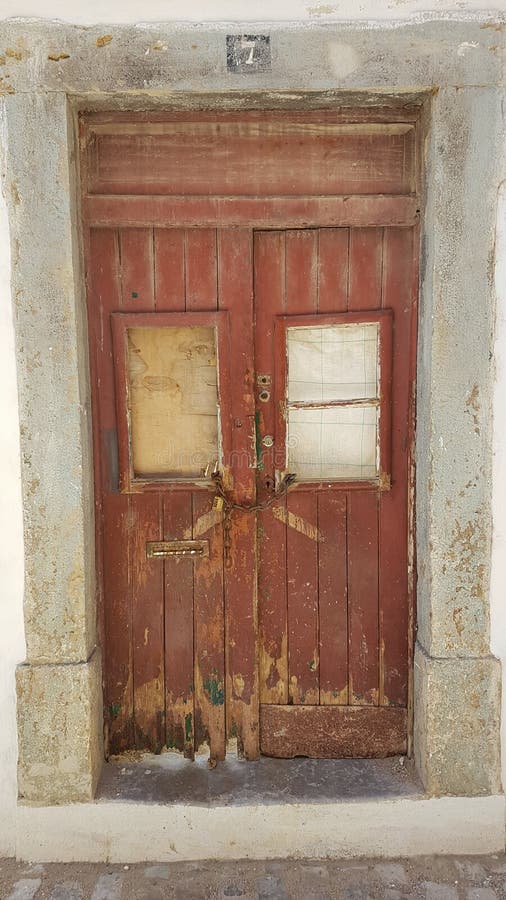 Lantliga och gamla trädörrar i Faro, Algarve, Portugal royaltyfri bild Lantliga och gamla trädörrar i Faro, Algarve, Portugal royaltyfri bild