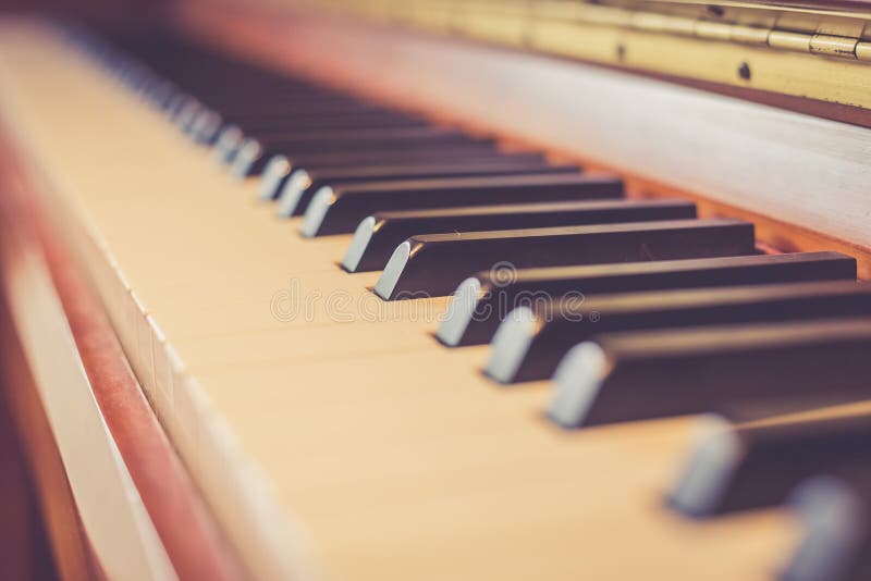Lantligt piano: nära övre bild av klassiska pianotangenter, selektiv fokus