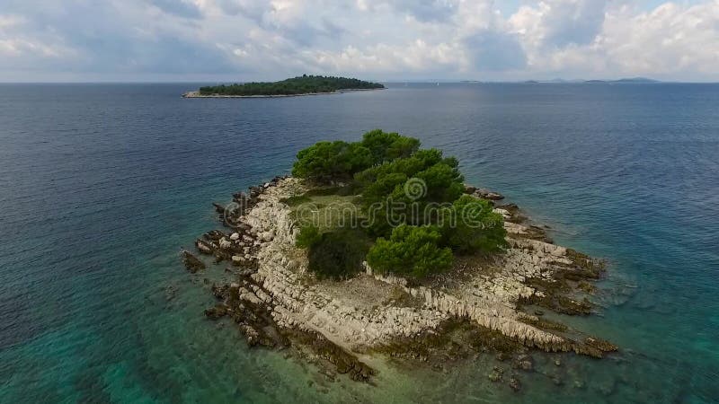 Lanzamiento aéreo de la pequeña isla cerca de Primosten el día soleado, Croacia