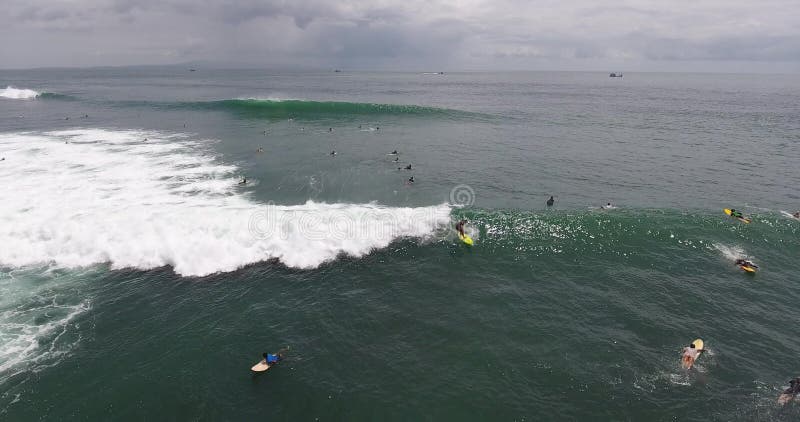 Lanzamiento aéreo de la persona que practica surf que monta una onda larga
