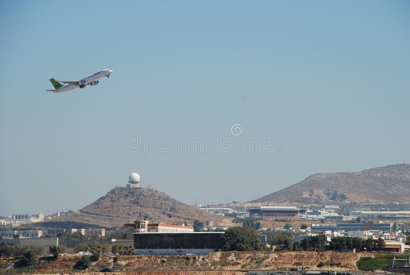 Lanzamiento del avión del aeropuerto del centro turístico en la ciudad de Heraklion en Creta fotografía de archivo libre de regalías Lanzamiento del avión del aeropuerto del centro turístico en la ciudad de Heraklion en Creta fotografía de archivo libre de regalías