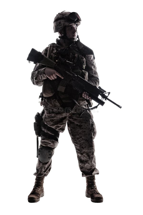 Lanzamiento oscuro del estudio del soldado de infantería moderno del ejército fotografía de archivo libre de regalías Lanzamiento oscuro del estudio del soldado de infantería moderno del ejército fotografía de archivo libre de regalías