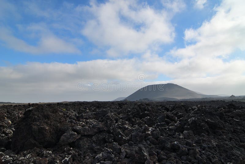 Lanzarote kształtuje teren przy rankiem, lawowy pole i wulkan zdjęcie stock Lanzarote kształtuje teren przy rankiem, lawowy pole i wulkan zdjęcie stock