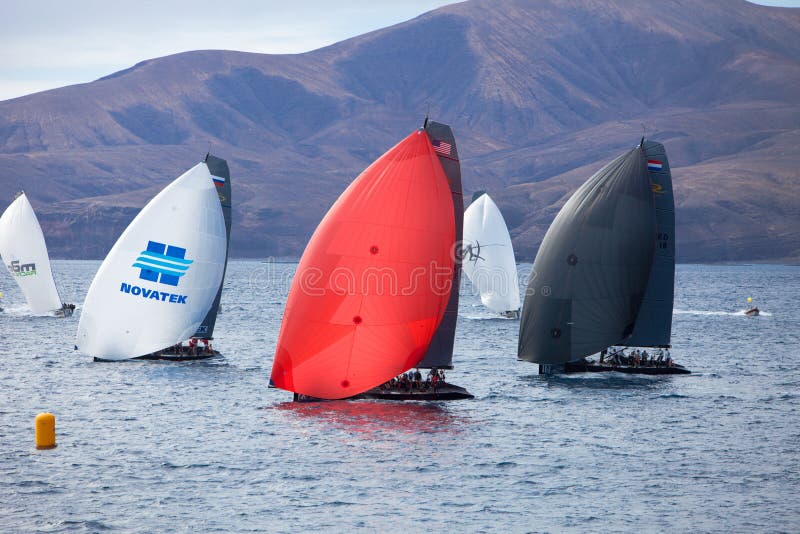 LANZAROTE, SPANIEN - 19. NOVEMBER: Vereinigung der Klassen-RC44 an Tag 4 lizenzfreie stockbilder LANZAROTE, SPANIEN - 19. NOVEMBER: Vereinigung der Klassen-RC44 an Tag 4 lizenzfreie stockbilder