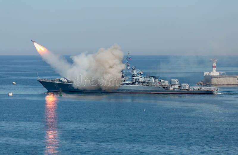 Lançamento de Rocket do cruzador das forças armadas do russo