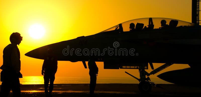 Lançamento super do por do sol do zangão F-18