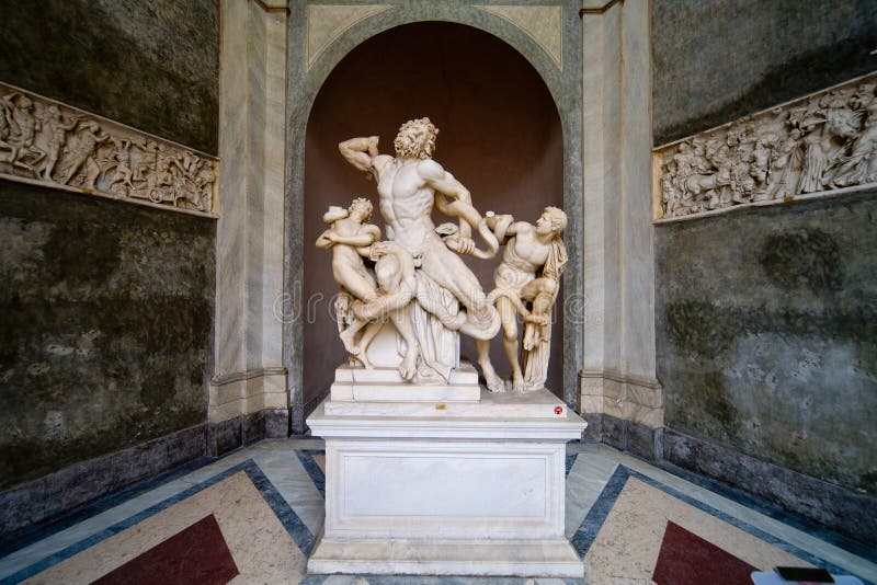 Il gruppo di Laocoonte e i suoi figli nei Musei Vaticani fotografie stock