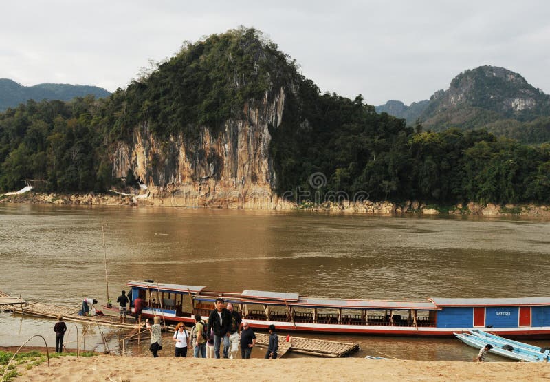 Laos: Pak Ou Holes en el río Mekong al norte de Luang Brabang foto de archivo Laos: Pak Ou Holes en el río Mekong al norte de Luang Brabang foto de archivo