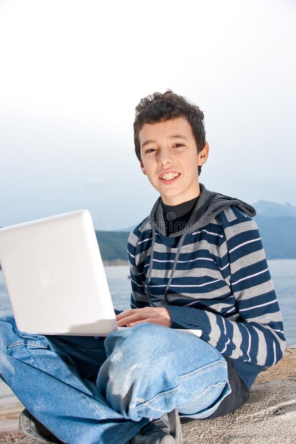 lap-top αγοριών έξω από τη χρησιμο&pi στοκ εικόνα lap-top αγοριών έξω από τη χρησιμο&pi στοκ εικόνα