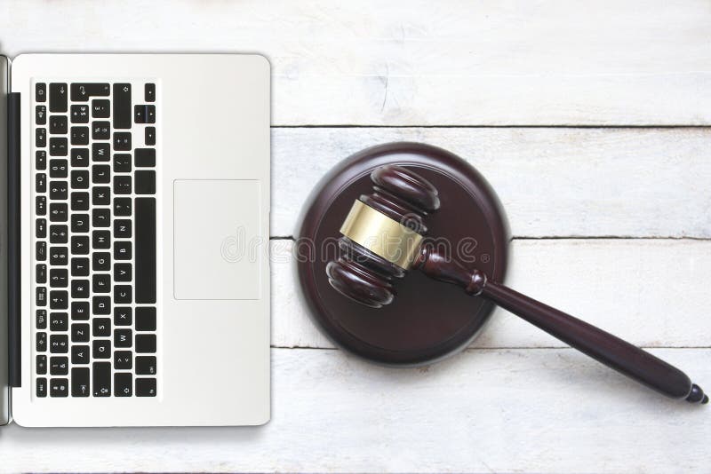 Lap-top δίπλα σε ένα σφυρί δικαστών σε έναν άσπρο ξύλινο υπολογιστή γραφείου Άνωθεν cyber έννοια εγκλήματος και κενό διάστημα αντ στοκ φωτογραφίες με δικαίωμα ελεύθερης χρήσης Lap-top δίπλα σε ένα σφυρί δικαστών σε έναν άσπρο ξύλινο υπολογιστή γραφείου Άνωθεν cyber έννοια εγκλήματος και κενό διάστημα αντ στοκ φωτογραφίες με δικαίωμα ελεύθερης χρήσης