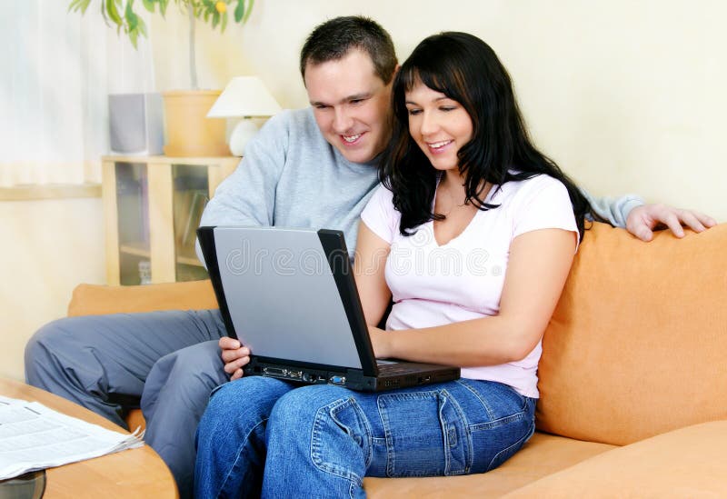 lap-top ζευγών στοκ φωτογραφία lap-top ζευγών στοκ φωτογραφία