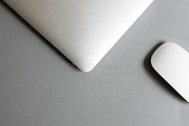 Lap-top και ασύρματο ποντίκι στον πίνακα στοκ φωτογραφία με δικαίωμα ελεύθερης χρήσης Lap-top και ασύρματο ποντίκι στον πίνακα στοκ φωτογραφία με δικαίωμα ελεύθερης χρήσης