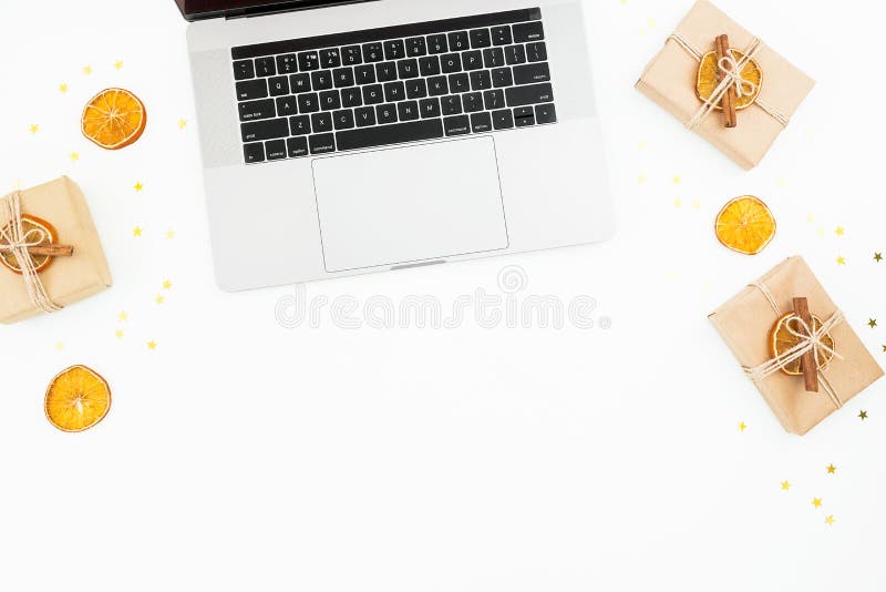 Lap-top με τα κιβώτια δώρων Χριστουγέννων στο άσπρο υπόβαθρο Σύνθεση γραφείων Τοπ όψη Επίπεδος βάλτε στοκ εικόνες Lap-top με τα κιβώτια δώρων Χριστουγέννων στο άσπρο υπόβαθρο Σύνθεση γραφείων Τοπ όψη Επίπεδος βάλτε στοκ εικόνες