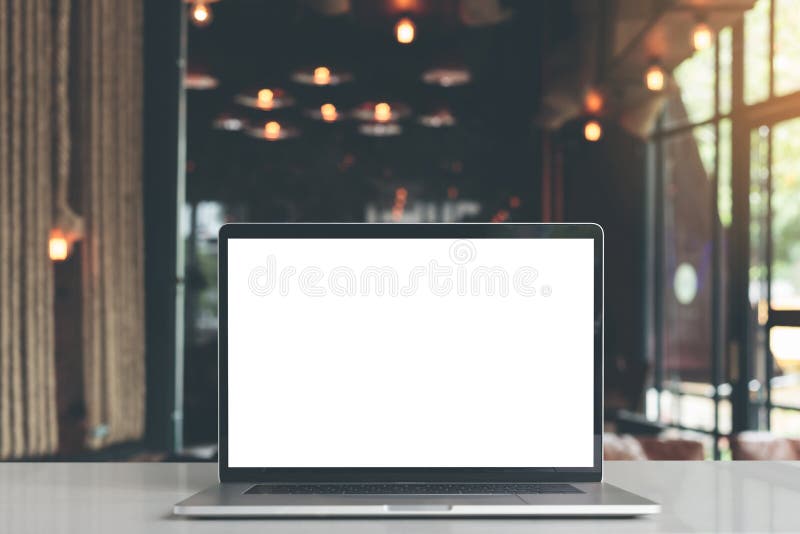 Lap-top που παρουσιάζει κενή οθόνη στο εστιατόριο καφετεριών στοκ εικόνες Lap-top που παρουσιάζει κενή οθόνη στο εστιατόριο καφετεριών στοκ εικόνες